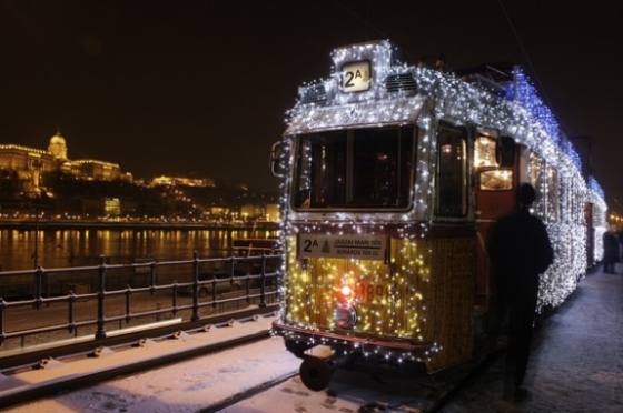 budapest-christmas-tram2_574_382